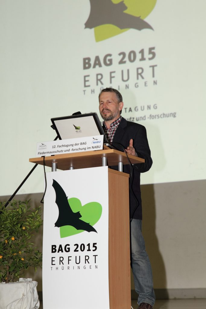 Karl war von 2001 bis 2017 Sprecher der BAG-Fledermausschutz. Hier beim Abschluss der 12. BAG-Tagung am 22.03.2015 in Erfurt. (Foto: Otto Schäfer)